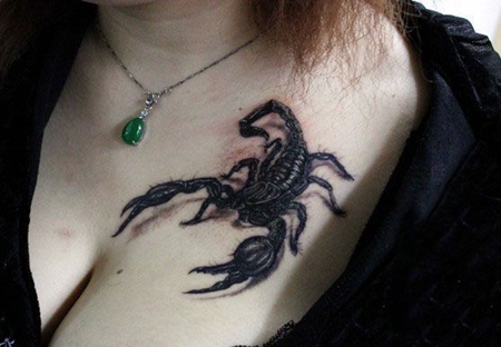 胸部性感蝎子纹身图案