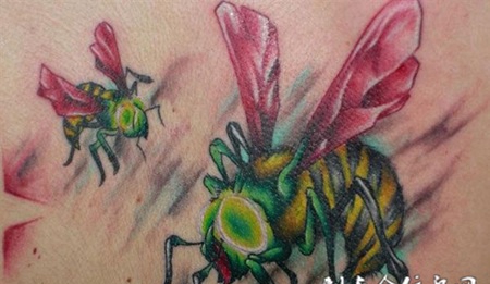 狂风中的蜜蜂纹身
