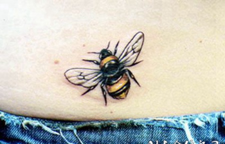 腰侧的小蜜蜂纹身