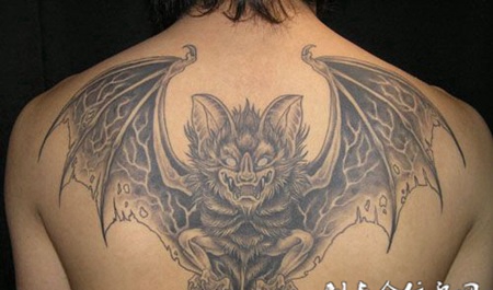 背部笑脸大蝙蝠纹身