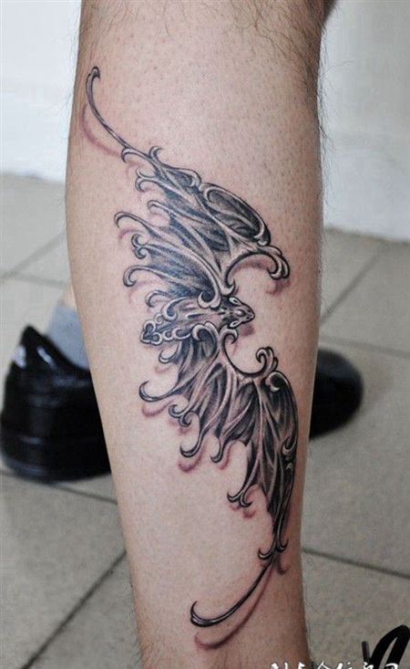 小腿上的蝙蝠纹身