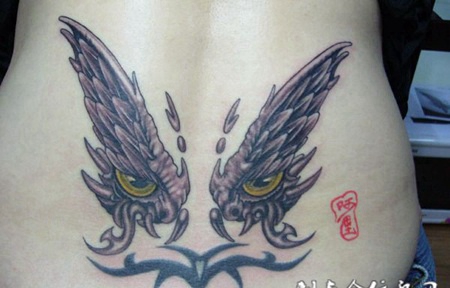 后腰上长着眼睛的翅膀纹身