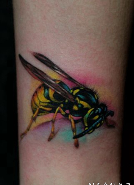 小臂上的蜜蜂纹身