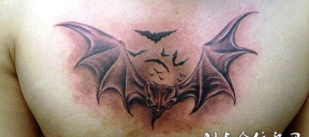 胸前一群小蝙蝠纹身