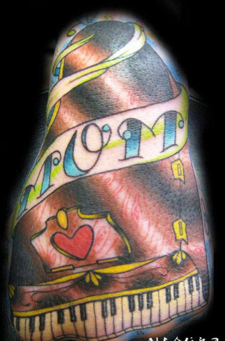 缠着丝带的钢琴纹身