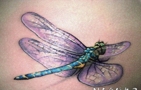 扇动翅膀的蓝蜻蜓纹身