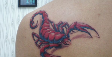 肩部红色蝎子纹身图案