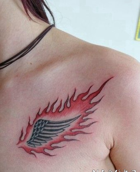 胸前的火焰翅膀纹身