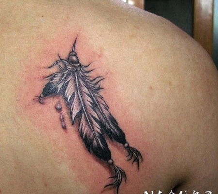 后背上的两根羽毛纹身