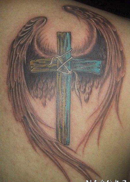 后背上翅膀前的十字架纹身