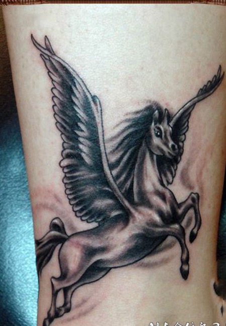 脚踝上长翅膀的天马纹身