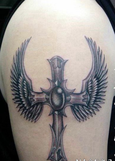 大臂上展开翅膀的十字架纹身
