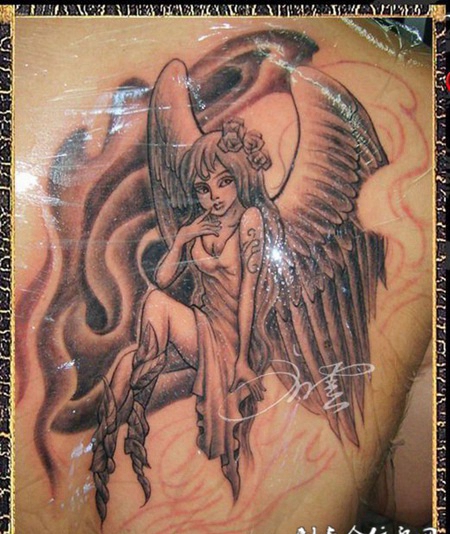 后背上的美女天使纹身