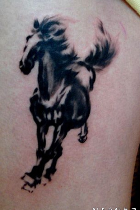 大臂上奔腾的马纹身