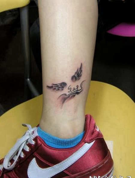 小腿上一对小翅膀纹身