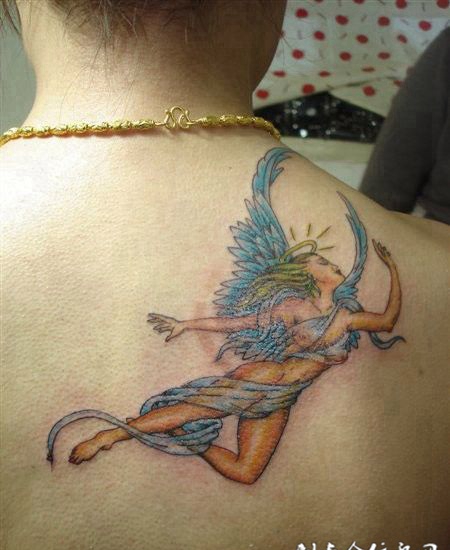 后背上的仰首的天使纹身