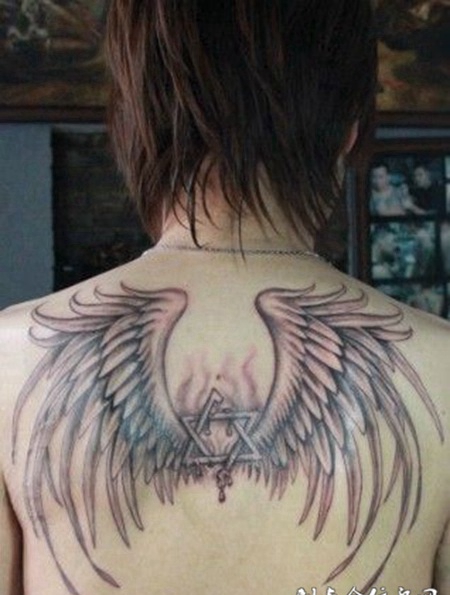 后背上长着翅膀的六芒星纹身