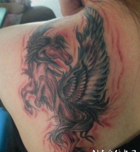 后背上跳跃起来的天马纹身