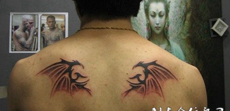 后背上的蝙蝠翅膀图腾纹身