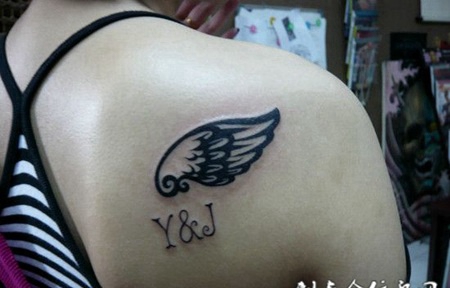 肩后的小翅膀图腾纹身