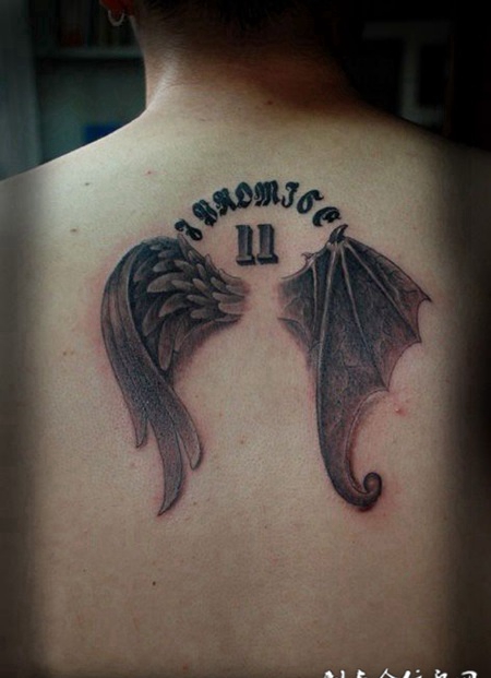 后背上的翅膀文字纹身