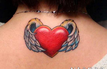 后背上红心小翅膀纹身