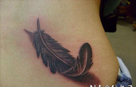 腰侧孤独的羽毛纹身缩略频道推荐图