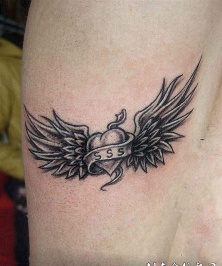 大臂上长翅膀的心纹身图案