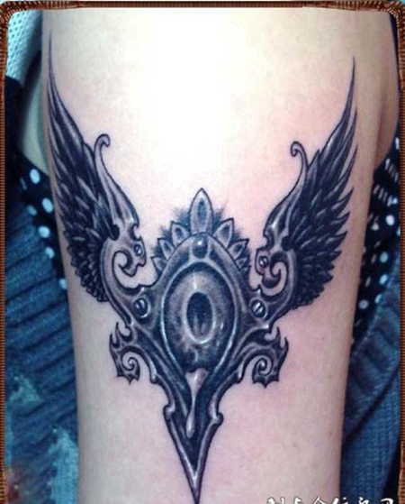 大臂上镶着宝石的翅膀纹身