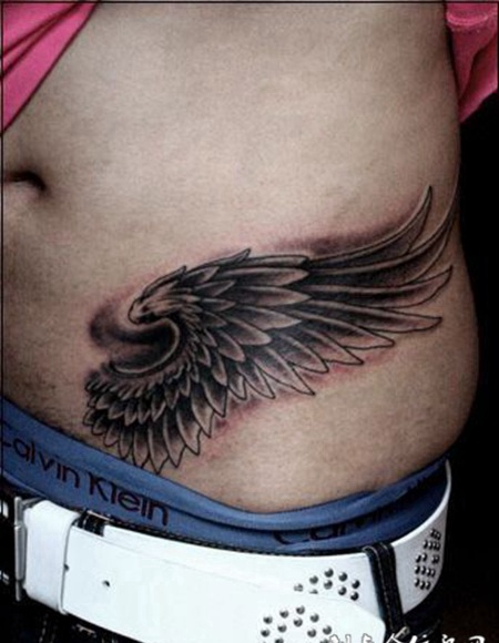 腰侧的单只翅膀纹身