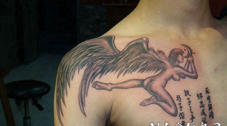 胸前赤裸的天使纹身