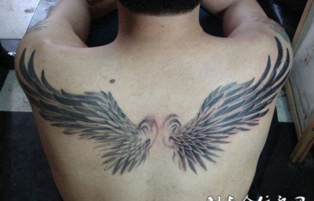 后背上伸展出的翅膀纹身