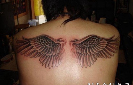 后背上生长的一对翅膀纹身