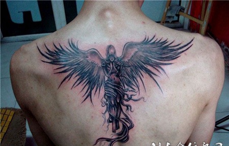 后背上祷告的天使纹身