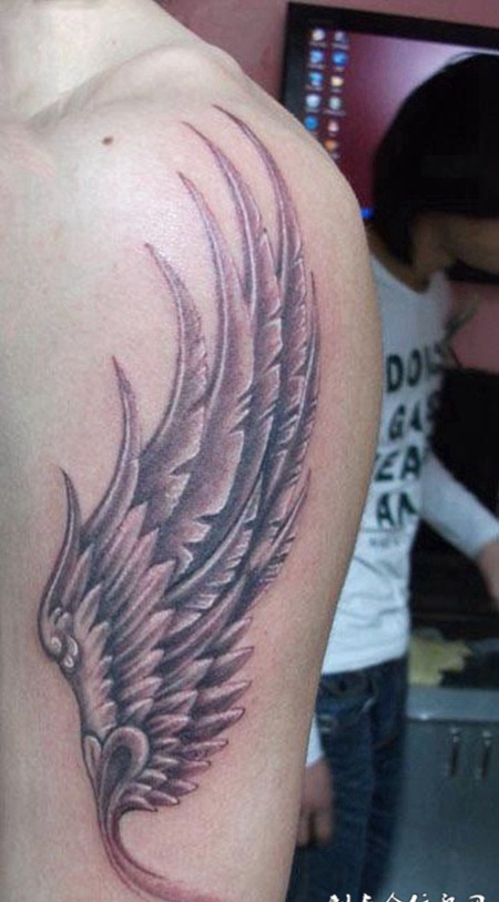 后背单独的翅膀纹身