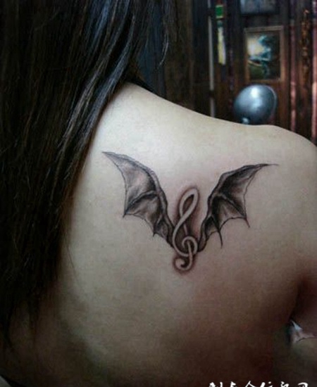 后背上的乐符翅膀纹身