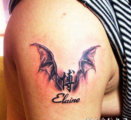 大臂上长翅膀的文字纹身