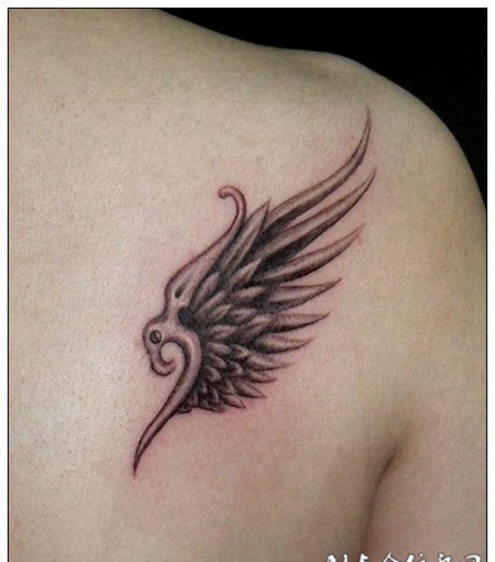 后背上孤单的小翅膀纹身