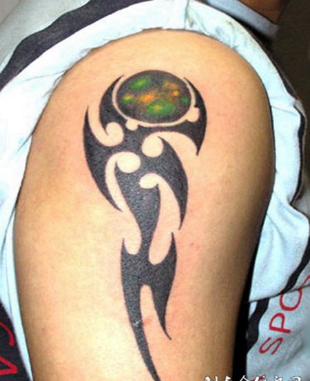 大臂彩球图腾纹身