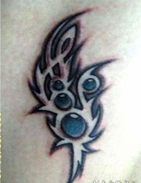 大臂宝石图腾纹身