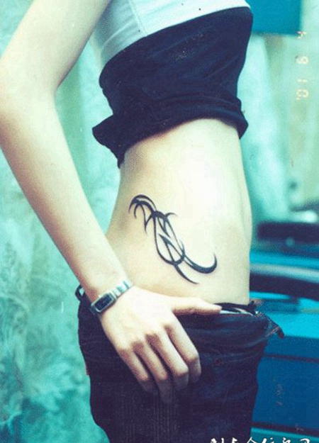 腰侧花样图腾纹身