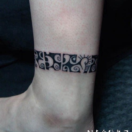 脚踝上圆环图腾纹身