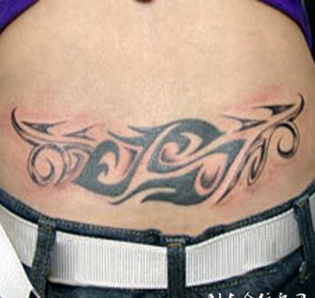 后腰上的羽毛图腾纹身
