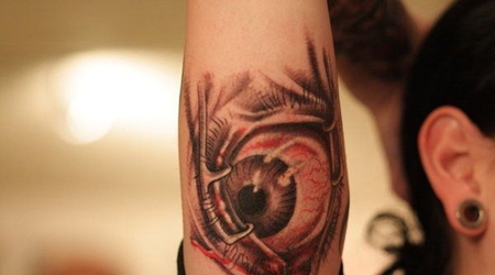 手臂恐怖眼睛纹身图案