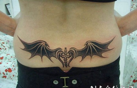 后腰上的蝙蝠翅膀纹身