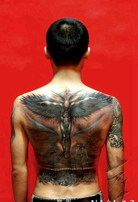 恶魔前的天使满背纹身