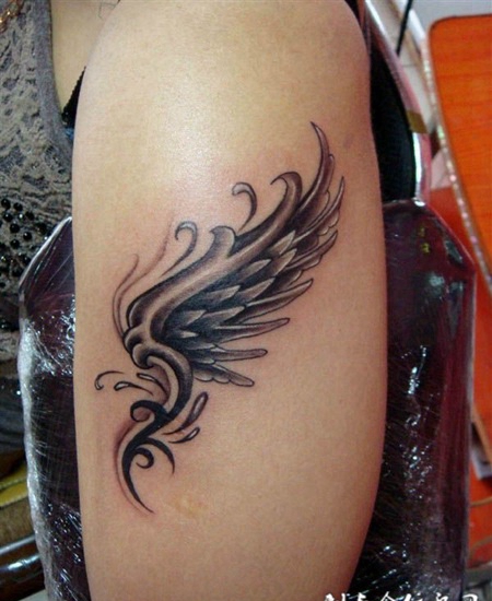 大臂上飘逸的翅膀纹身