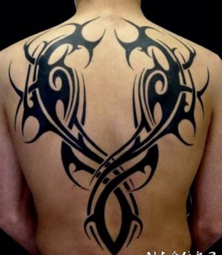 背部荆棘图腾纹身