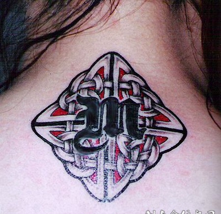 脖子后面的凯尔特图腾纹身