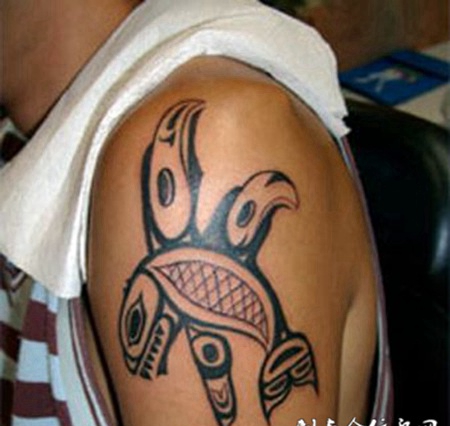 大臂抽象鱼纹身